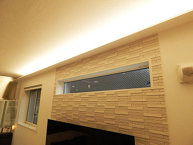 【施工事例】リビングには柔らかい光を演出する間接照明を使用し、温かみのある雰囲気を作り出します。ダイニングにはペンダントライトを取り入れ、食卓を華やかに。