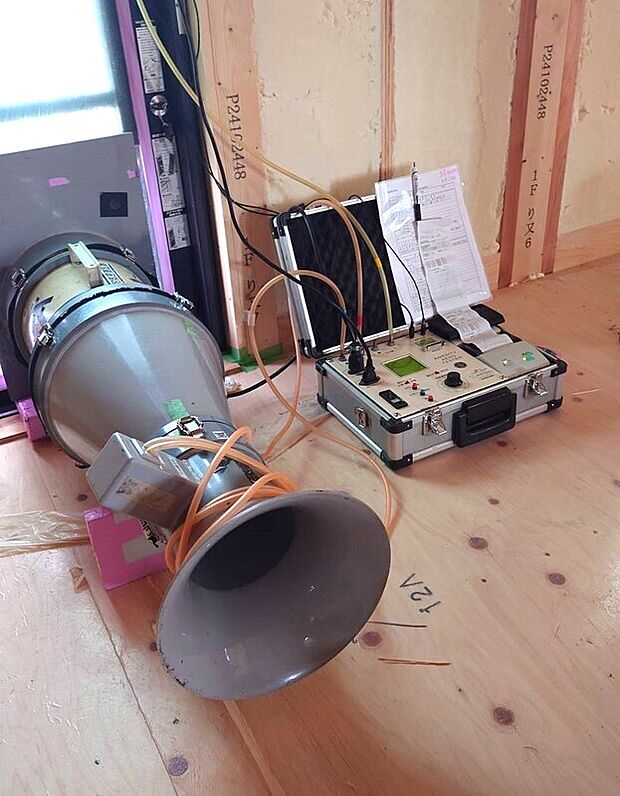 【全棟気密測定済】隙間の多い住宅では断熱材の性能が十分に発揮されず、換気のバランスも崩れ、漏気や結露・カビの原因にもなり、住宅の寿命を縮める要因になります。