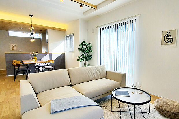 【ゆとりあふれる20J LDKのある家】
広々としたリビングは、L字型ソファや6人掛けテーブルが置ける奥行きを確保。※モデルハウス2号棟(2025年11月撮影)