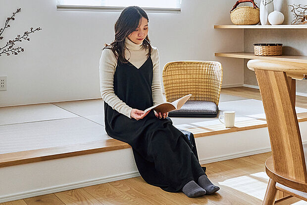 【タタミコーナー】
ゆったりと寛げるおもてなしの空間やホビースペースなど多目的に使えるタタミコーナー。天井の木目調アクセントクロスが空間にデザイン性をプラスします。※号棟により採用状況が異なります。※写真はイメージです。