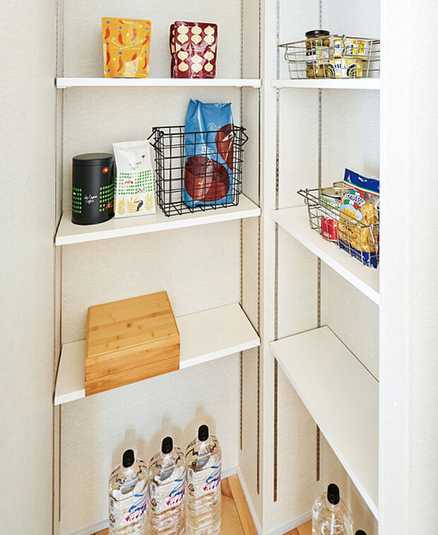 【【パントリー】】まとめ買いした食品や調理家電などをスッキリと収納できるパントリー。買い物時間の時短にもなり、いざという時の備えにも活躍します。※号棟により採用状況が異なります。※写真はイメージです。