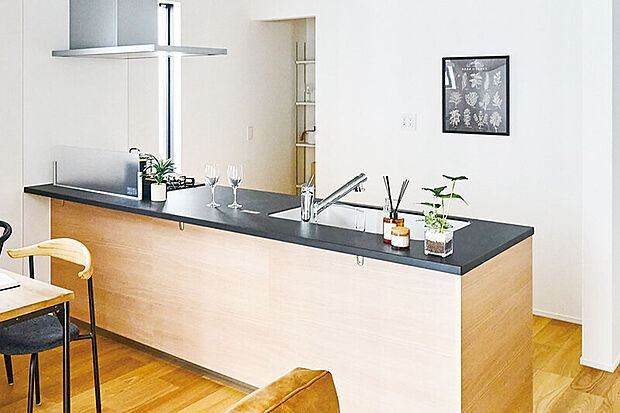 【【開放感が溢れるゆとりの広々オープンキッチン】】キッチンは壁で仕切らないオープンタイプを採用。開放的な空間で料理をすることがより一層楽しくなり、家族との会話も広がります。また、背面にカップボードを置けるスペースを設けました。広さがあるので大きなサイ