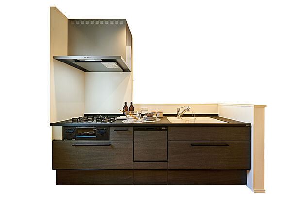 【【キッチン/トクラスBb テノールカウンター】】人造大理石の表面に特殊な塗装を施し、深みのある濃色やグラデーションを表現した「テノール」カウンターを採用。調理スペースが広く、お掃除もらくらくです。※写真はイメージです。