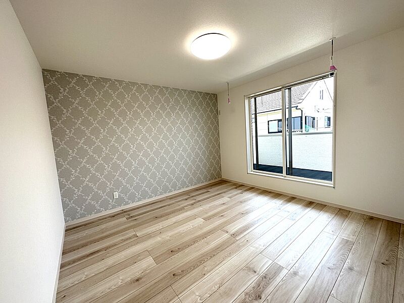 【1号棟　主寝室】
壁紙が一部デザイン性のあるものになっているため、お部屋のコーディネートも捗りそうですね♪
