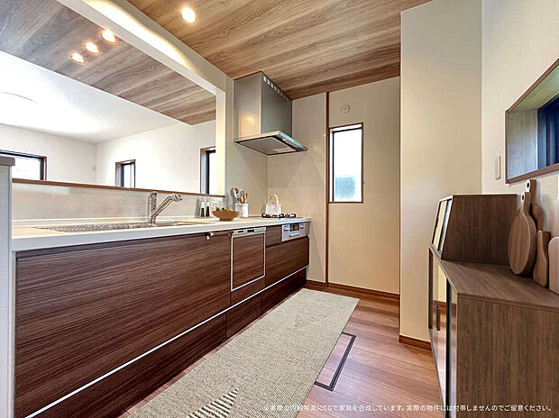 【3号棟　キッチン　CG家具設置イメージ】
※画像に含まれる家具家電はCGで作成したイメージです。実際の物件には付帯しません。