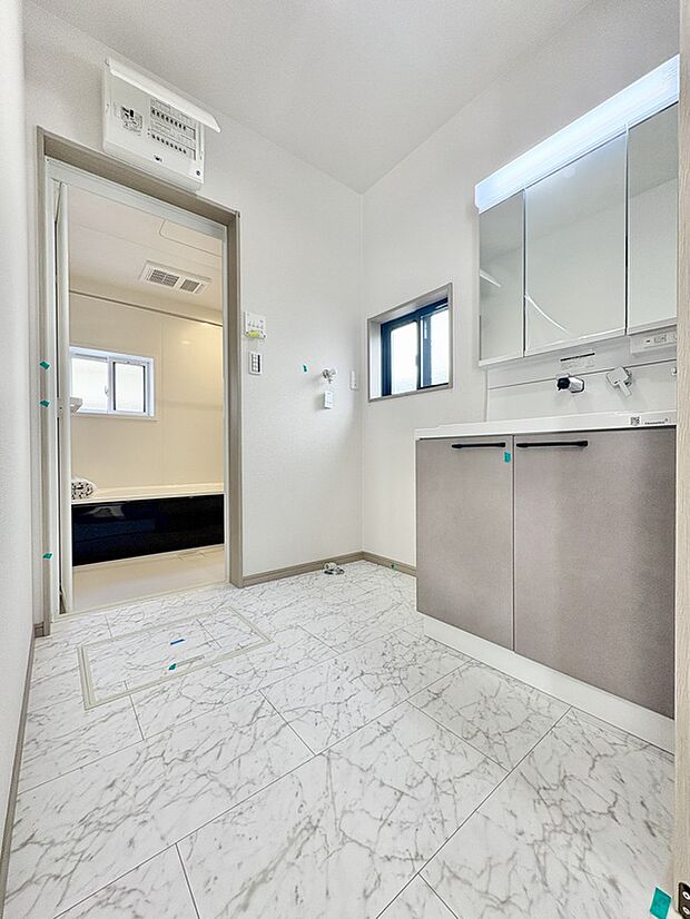 【洗面室】
清潔感あふれる洗面室は、ゆとりあるスペースを確保しており朝の支度もスムーズです！お風呂上がりも広々と使える空間で、毎日のバスタイムがご家族にとって癒やしの時間になります♪