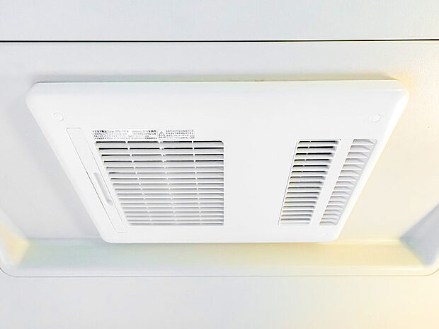 【【雨の日も安心 浴室換気乾燥暖房機】※施工例】雨の日も安心な浴室換気乾燥暖房機付き。
コンパクトスリムな形状でお掃除の手間もかかりにくい仕様が嬉しいとなっております。