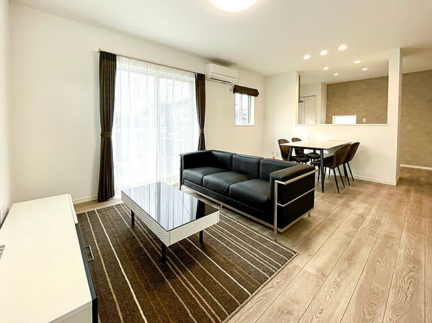 【【4号棟 ファミリーラウンジ】】隣接する洋室の建具を開放しておけばLDKと一体となり、さらに広く開放的になります。