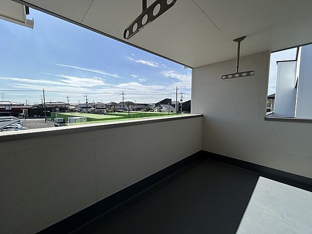 【【4号棟 バルコニー】】屋根があるインナーバルコニーなら、急な雨でも洗濯物が濡れる心配がありません！花粉の時期やPM2.5対策にも役立つ、嬉しい設備です！