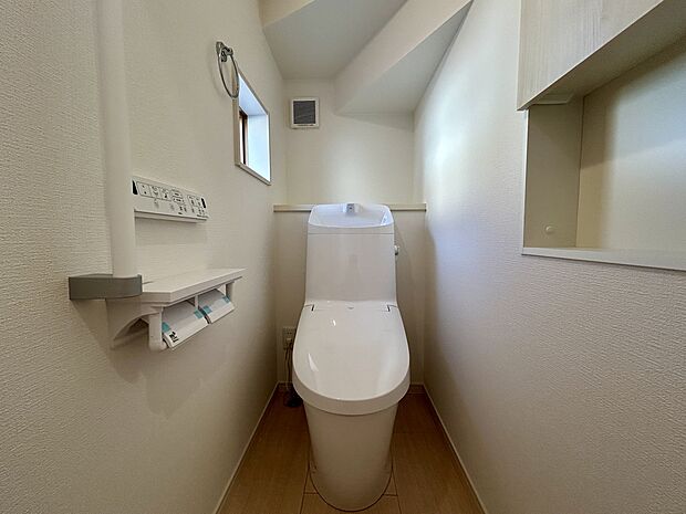 【【4号棟　トイレ】】白を基調とした清潔感あふれるトイレは、気持ちよく使えます！壁にはちょっとした小物や芳香剤を置くスペースもあり、快適な空間です！