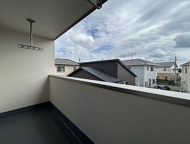 【【1号棟　バルコニー】】屋根付きワイドバルコニーなので、急な雨の時も安心♪
2階にあるバルコニーは、洗濯物を干すスペースとしても最適です！周りの景色も眺められ、リフレッシュできる屋外空間ですね！