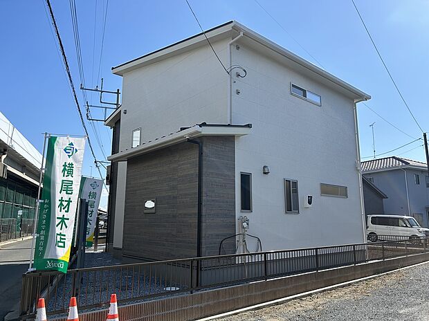 【【1号棟 南面庭】】【1号棟 外観】
都会的な印象の個性派住宅