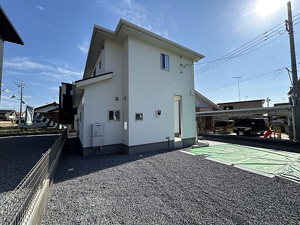 【【1号棟 外観】】清潔感ある白を基調としたシンプルモダンな落ちついた外観