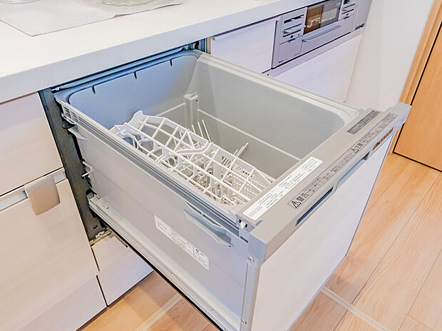 【食器洗い乾燥機】食器も調理器具もたっぷりセットでき
て、食後の後片付けもラクラクです。