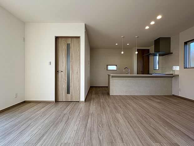 【【1号棟 リビング】】レイアウトの想像が広がる間取りになっております♪