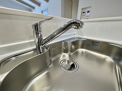 【安心安全は身体を作る水から　浄水カートリッジ一体型水栓】