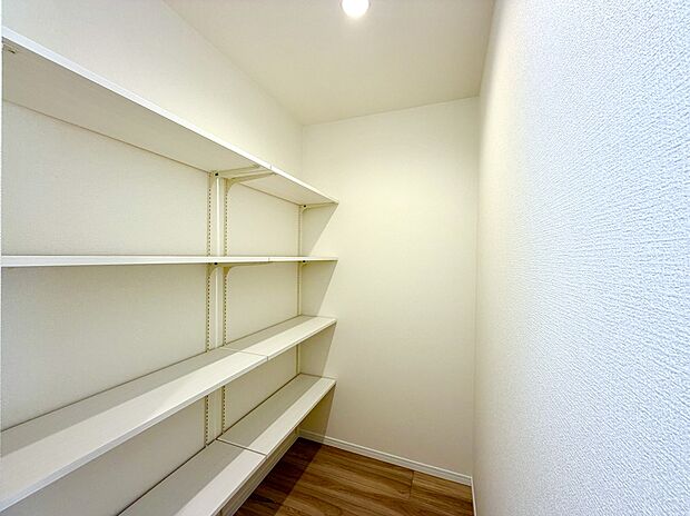 【【4号棟　ウォークインクローゼット】】季節のお洋服で分けて収納するのも良し、ハンガーパイプごとに夫婦おふたりで分けて使うのも良し。あなたが一番使いやすいようにカスタマイズできる、大きなクローゼット。