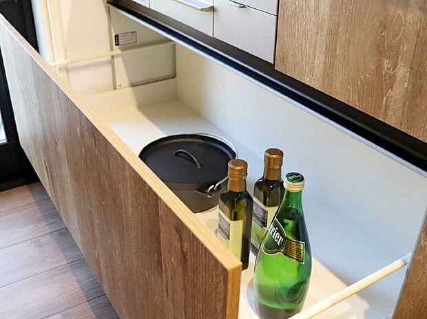 【深型のフロアストッカー】出し入れしやすく、たっぷり入る深型の収納は作業がますますはかどります。