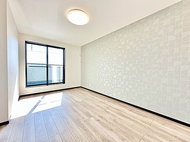 【【2号棟 主寝室】】落ち着いたデザインのクロスがおしゃれな主寝室は、大きな窓から優しい日差しが差し込みます!朝も気持ちよく迎えられそうですね!