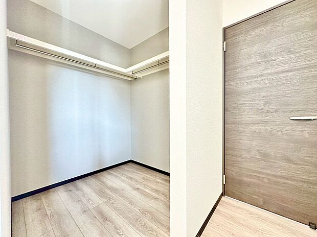 【【2号棟 ウォークインクローク】】落ち着いたデザインのクロスがおしゃれな主寝室は、大きな窓から優しい日差しが差し込みます!朝も気持ちよく迎えられそうですね!