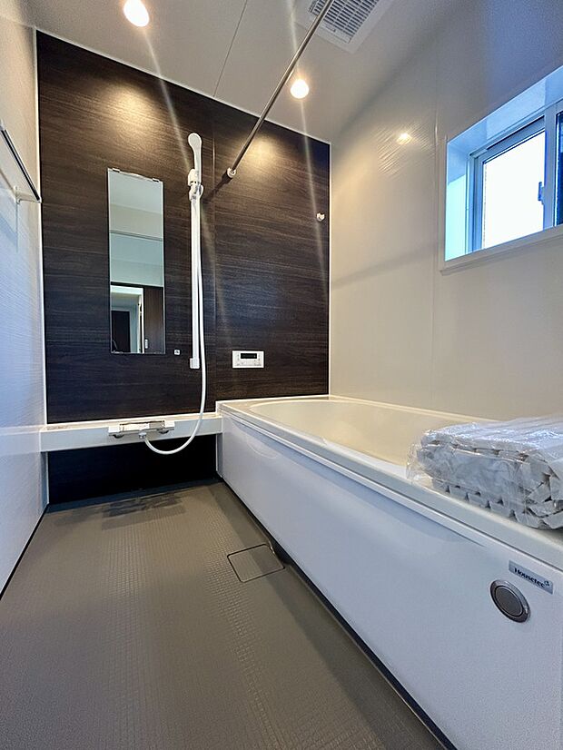 【【2号棟　浴室】】浴室乾燥機能付きのユニットバス♪
雨の日や花粉の季節も安心の浴室乾燥機付き！一日の疲れを癒すユニットバスは、ゆったりと足を伸ばせるサイズでリラックスできますよ♪