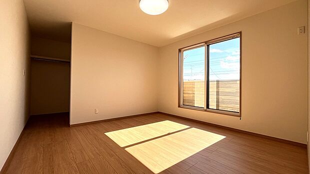 【【1号棟 主寝室】】陽当たりの良い広々9帖の主寝室！大きな窓から爽やかな朝の光が差し込み、毎朝気持ちよく目覚めることができそうですね♪