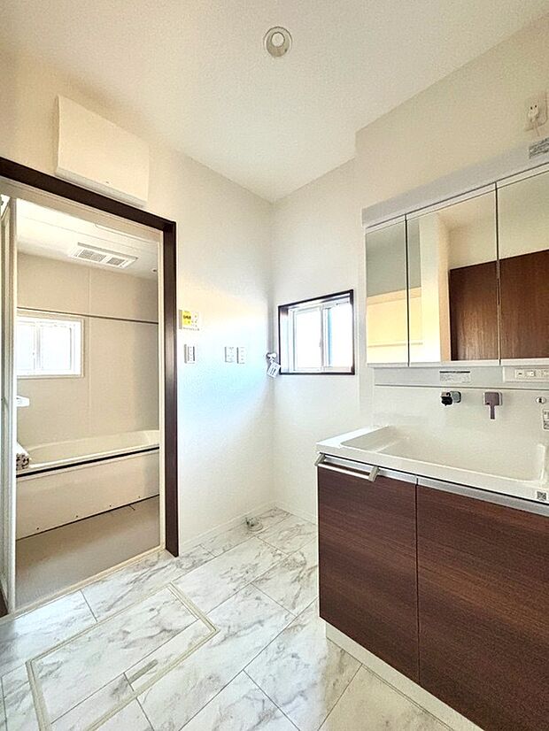 【洗面化粧室】鏡の裏に小物を収納できる三面鏡付きの洗面化粧台です！散らかりがちな歯ブラシや化粧品も隠して収納でき、洗面周りを清潔に保てます。脱衣スペースも確保されており、お風呂上がりの着替えもスムーズですね♪