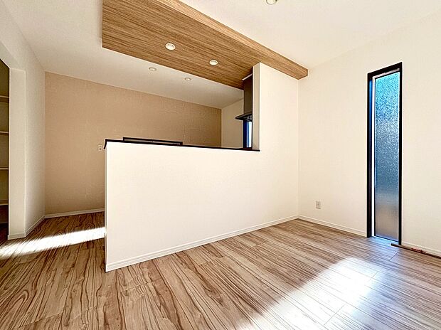 【ダイニングスペース】お料理をしながらリビングにいるご家族の様子が見守れる対面式のキッチンです！手元を隠せる腰壁があるため、急な来客時でもキッチン周りをすっきりと見せられます。配膳や片付けもスムーズに行える動線です♪