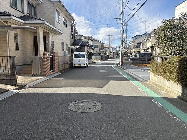 【【前面道路写真】】車の出し入れがスムーズに行える、ゆとりある道幅の前面道路です！交通量も少なく落ち着いた環境のため、小さなお子様がいるご家庭でも安心してお散歩や通学を見守れます♪