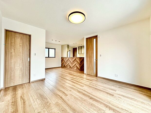 【1号棟/リビング】LDKには温水式床暖房採用で冬の寒い時期も乾燥を防ぎながら部屋全体を暖かくすることができます!