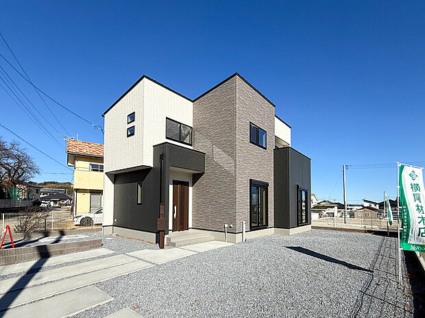 【1号棟外観】スタイリッシュな外観です!車の出し入れがしやすく毎日の移動もスムーズです♪