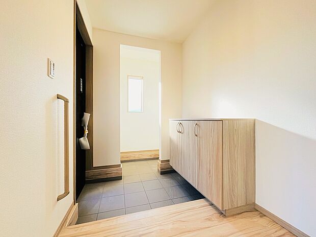 【土間収納付きの玄関】靴や外出用品をすっきり片付けられ、いつでも気持ちよく出入りできます♪