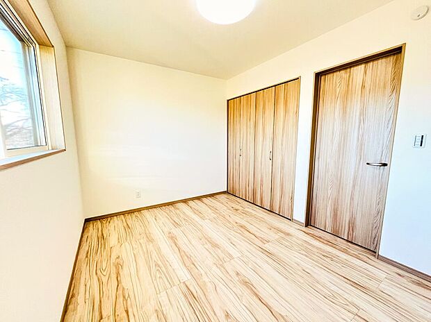 【2階洋室】クローゼット付きの洋室です!衣類や学用品をすっきり収納でき、お部屋を広く使えるのが嬉しいポイントです♪