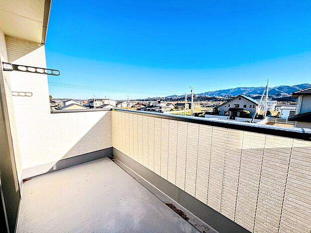 【バルコニー】広々としたバルコニーです!洗濯物がよく乾き、天気の良い日は外の空気を感じながらリフレッシュできます♪