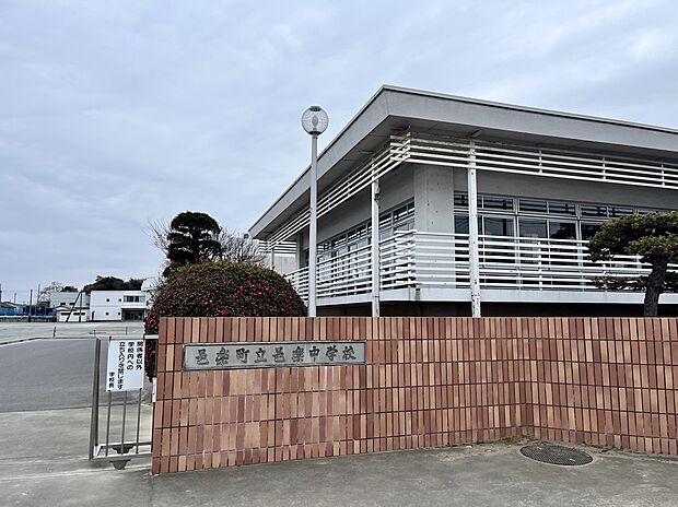 邑楽町立邑楽中学校(約2,400m)