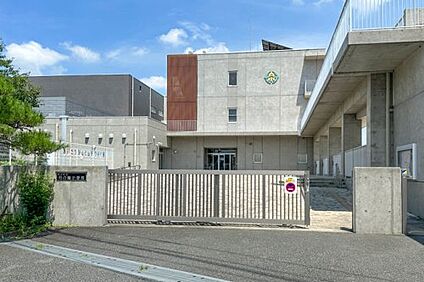 月の輪小学校(滑川町) 徒歩400m