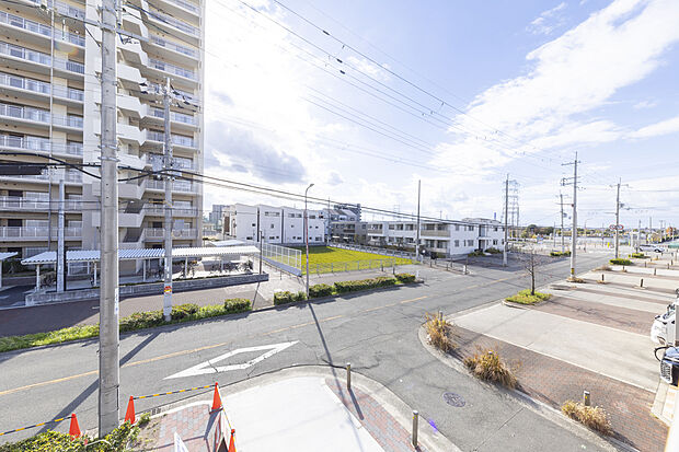 【現地からの眺望】
南側の前面道路は幅員約22.0m。陽光が遮られることなく降り注ぎます。歩道も整備され、小さなお子様連れでも安全に歩行できます。