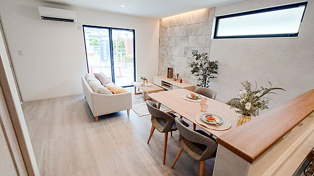 【当社施工例】リビング
明るめのカラーでまとめられたLDK。シンプルでおしゃれな住空間です。どんなインテリアにも合わせやすく、居心地の良い家族団らんのスペースになりそうです。