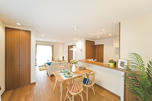 【当社施工例】リビング
LDKには、枕棚とハンガーパイプ付きのクローゼットが備わっています。ご家族共有の収納スペースとして活用できるので、出番の多いアウターなどの衣類収納に重宝します。