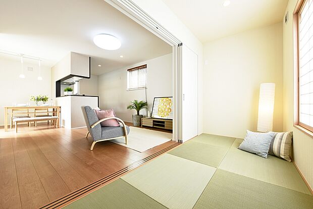 【当社施工例】和室
和室の扉を開放すると、LDKと一体利用が可能な間取り。客間としてのご利用や、お子様のプレイルームとしていただくなど活用の幅が広がる一室です。