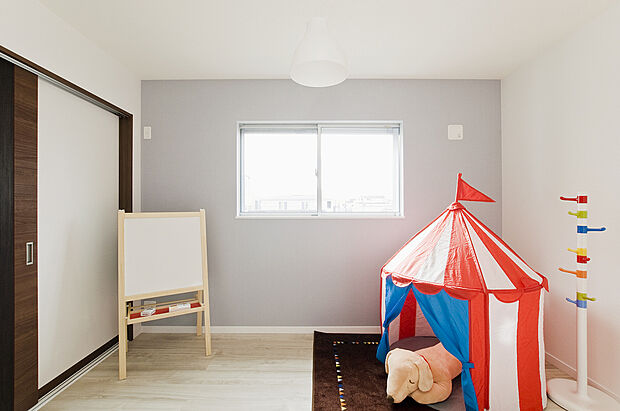 【当社施工例】洋室
優しい色目のアクセントクロスを採用した洋室です。お部屋全体が明るい内装でまとめられていますので、子ども部屋におススメ。ベッドや学習机を配置できる広さがあります。