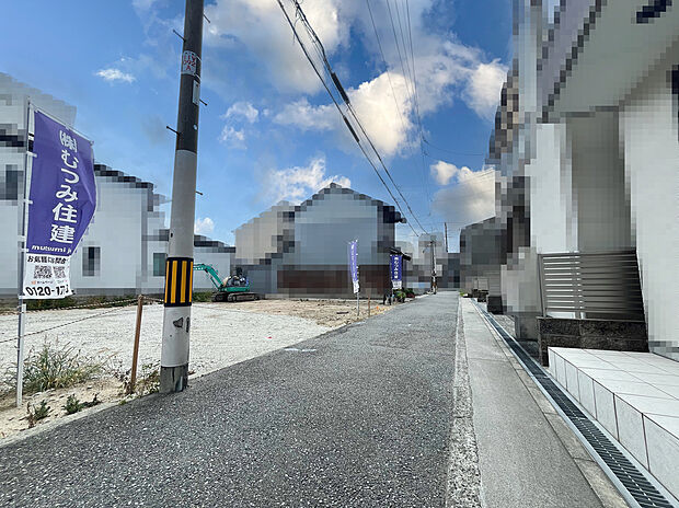 【【前面道路含む現地】】小中学校が徒歩7分圏内と、お子様の通学負担が少ない立地。子育て世帯にもおすすめのロケーションです。