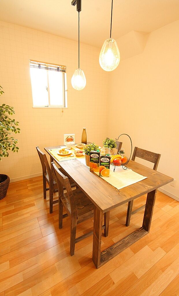【 【当社施工例】ダイニング】ダイニングスペースは、お好みのテイストにアレンジしやすい内装です。毎日使う場所だからこそ、お好みのデザインでご家族の皆様がリラックスできる空間を◎