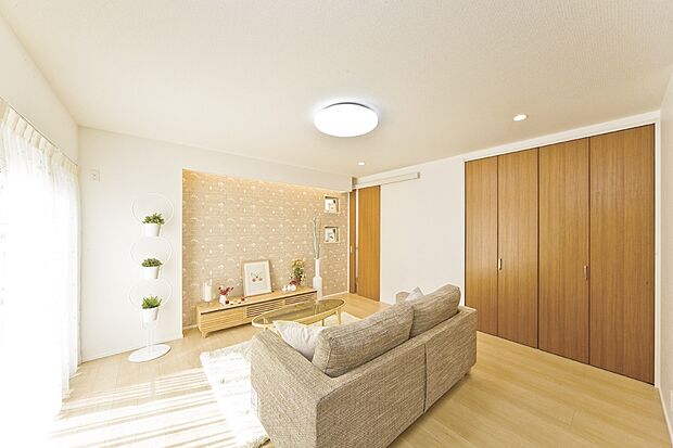 【【当社施工例】リビング】幅広いテイストに馴染む、ナチュラルな空間です。リビングにベージュのクロスを施し、柔らかくあたたかな雰囲気をプラスしました。