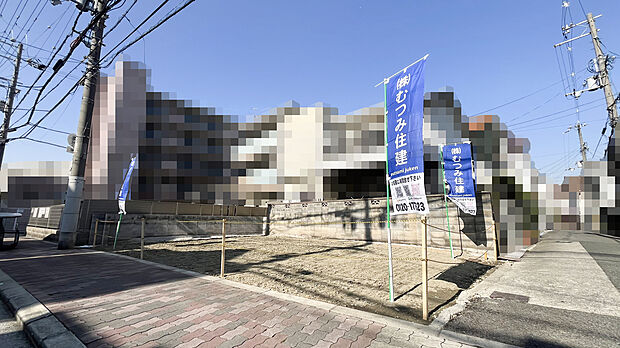 【【現地】】南側の間口は約10.7m。歩道がしっかり確保されているので小さなお子様を連れての歩行も安心です。南面にバルコニーを備えた2階リビング仕様のプランをご用意しています。