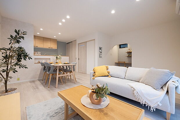 【【当社施工例】LDK】心地良い風が舞い込む2面採光。多用途に使用できるカウンタースペースを採用していますので、食事スペースと学習スペースをはっきり区別できます。ご家族皆さまで、快適な家族団らんの一時が過ごせそうです。