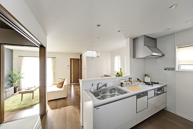 【【当社施工例】キッチン】上部に吊戸棚がないオープンタイプのカウンターキッチン。広々とした視界で、キッチンとリビング・ダイニングの一体感が生まれます。前面のカウンターは、お子様の宿題や軽食を取るスペースにも◎