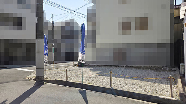 【【現地】】3駅2路線利用可能で交通利便性良好。スーパーまで徒歩2分、小中学校まで徒歩8分と子育て世帯にも嬉しい住環境です。
