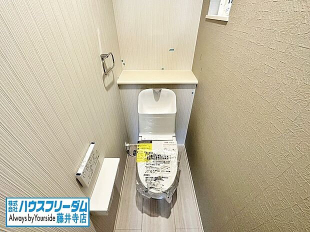 【トイレ】温水洗浄便座は、冬でも暖かく快適
１階と２階にあり、ご家族の多い方でも安心の設計
