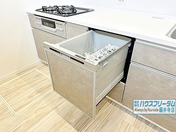 【食器洗い乾燥機付き【同社施工例】】食器洗浄乾燥機が標準装備されたシステムキッチン。強力な洗剤を使い食器類を洗浄するため、油汚れも短時間ですっきり。水に触れる時間を短縮できるため、手荒れの予防にも繋がりそうです。